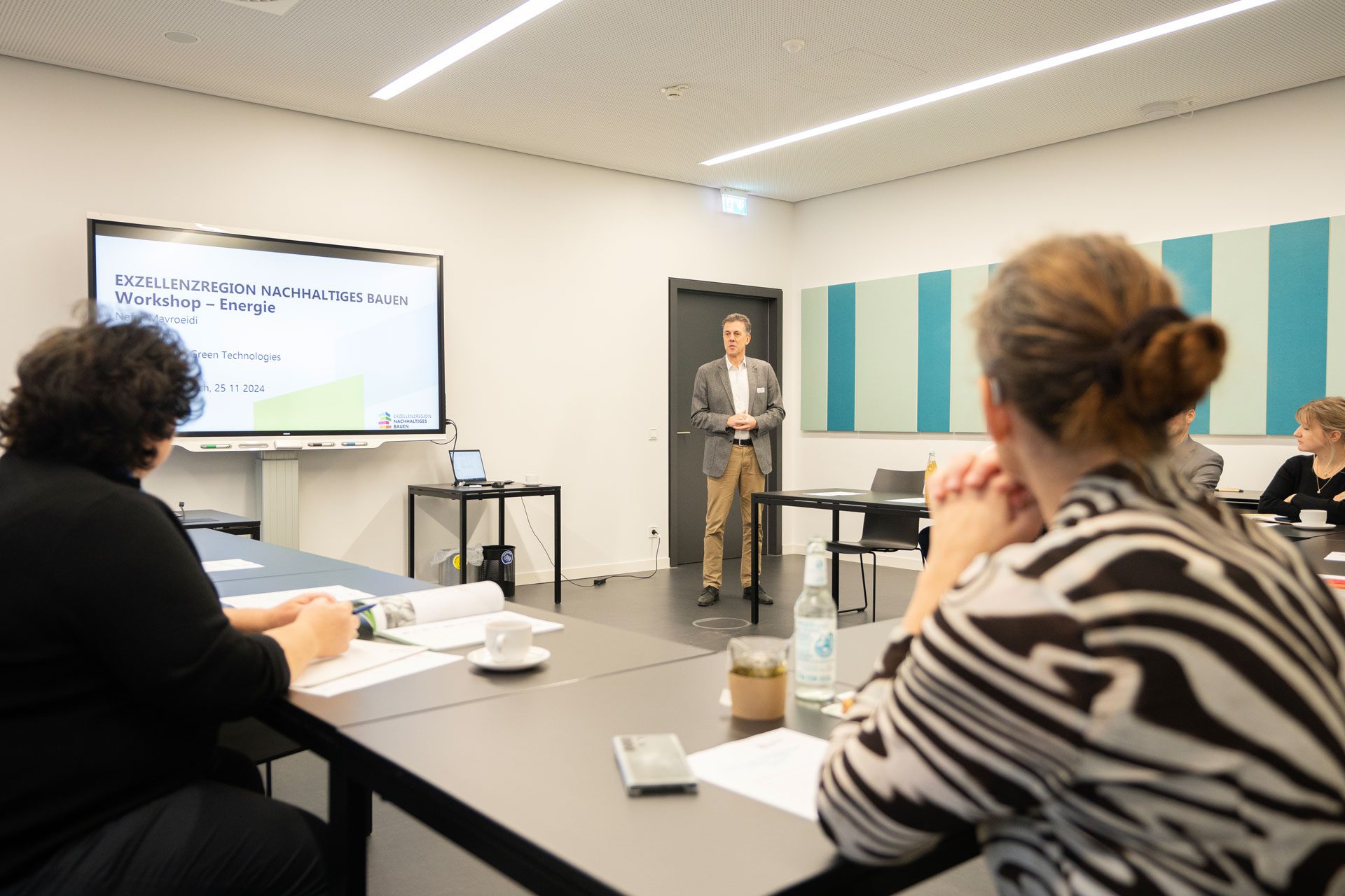 Workshop zum Thema Energie, Teilnehmende hören dem Referenten zu
