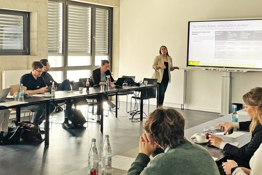 Workshop in einem Konferenzraum, eine Referentin steht vor einem Whiteboard