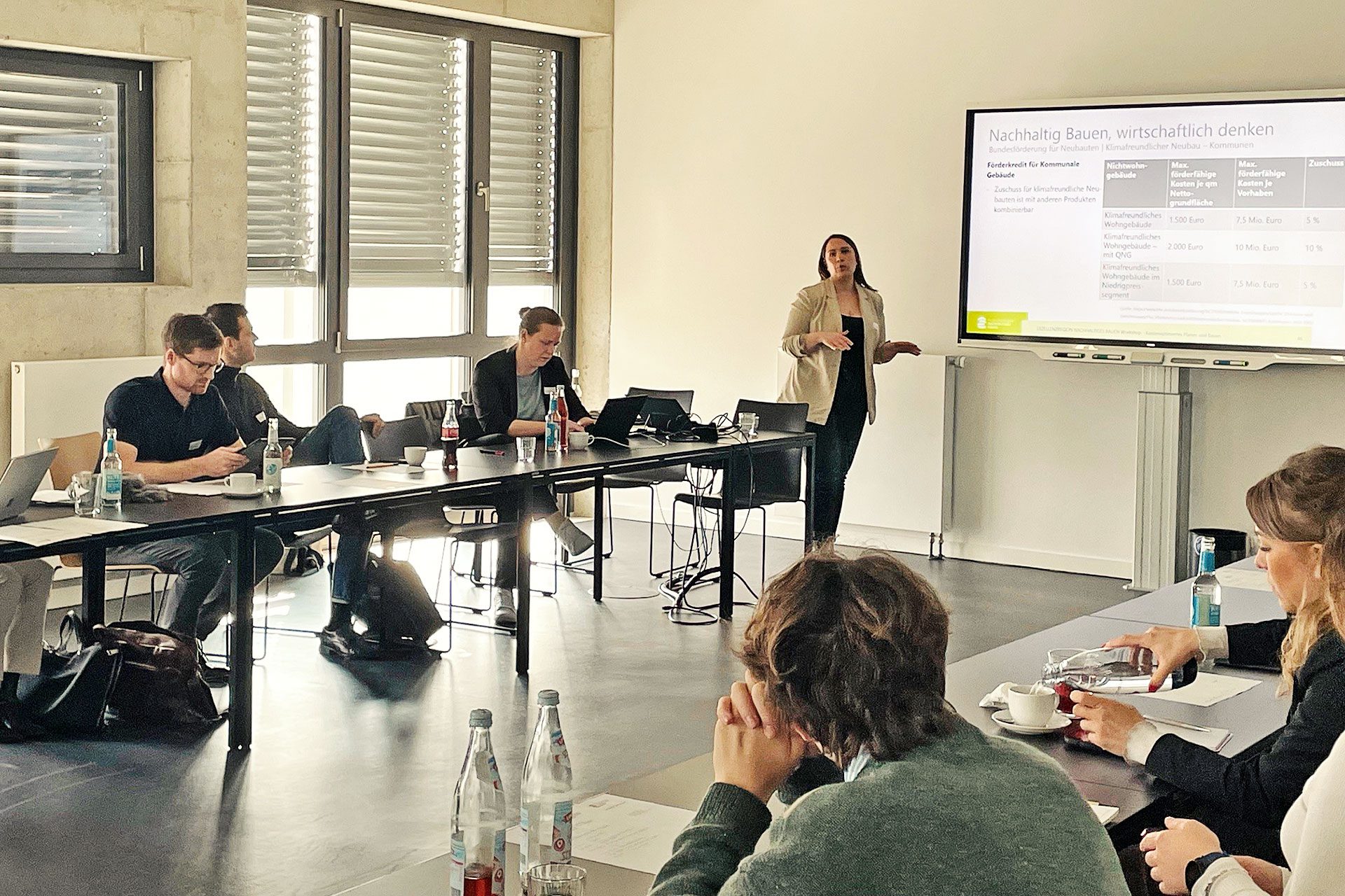 Workshop in einem Konferenzraum, eine Referentin steht vor einem Whiteboard